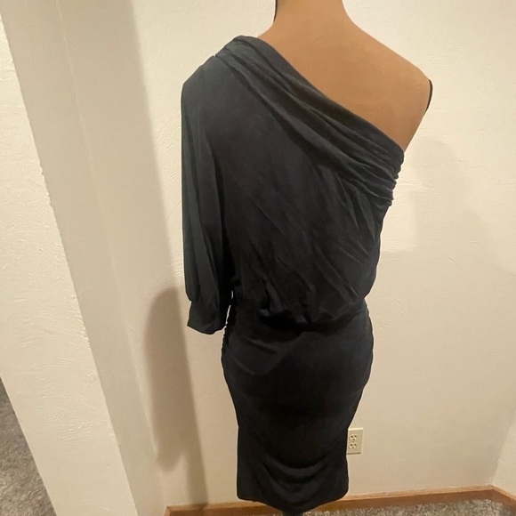 Great one sleeved black dress - Picture 4 of 8
